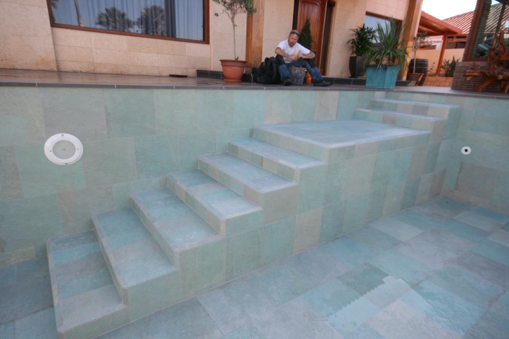 Escaleras acceso piscina terminadas