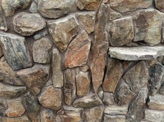 Detalle de muro de piedra natural con espacio de almacenamiento